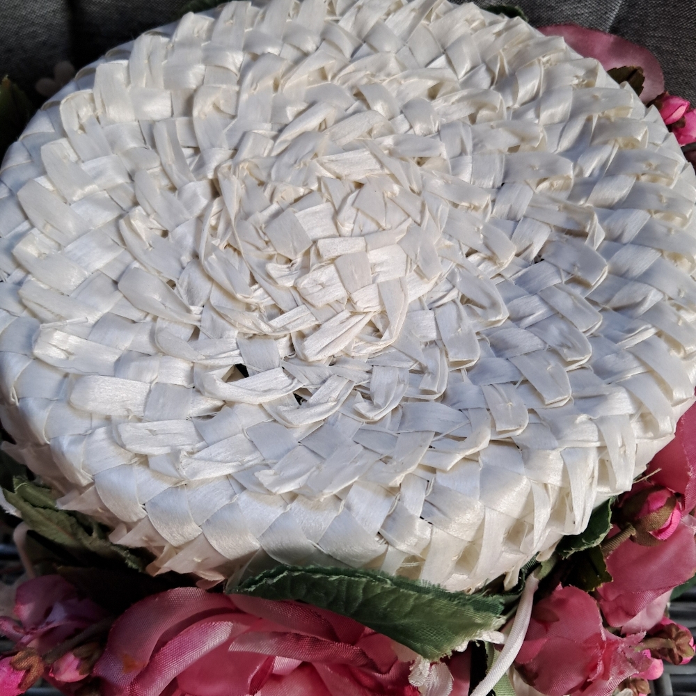 Vintage straw women’s tall pill hat decorated with large pink and white flowers - Picture 4 of 9